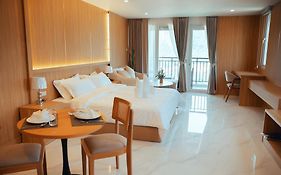 โรงแรมดิเอเลเฟน ครอสซิ่ง